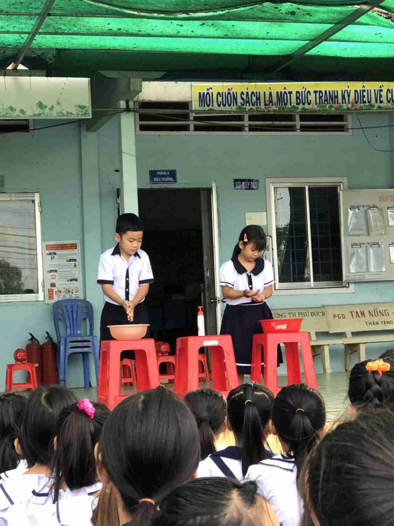 Chà 2 lòng bàn tay vào nhau, miết mạnh các ngon tay vào các kẽ ngón tay