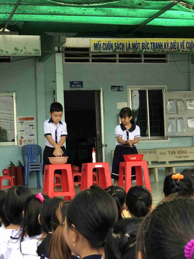 Chà lòng bàn tay này lên mu bàn tay kia và ngược lại