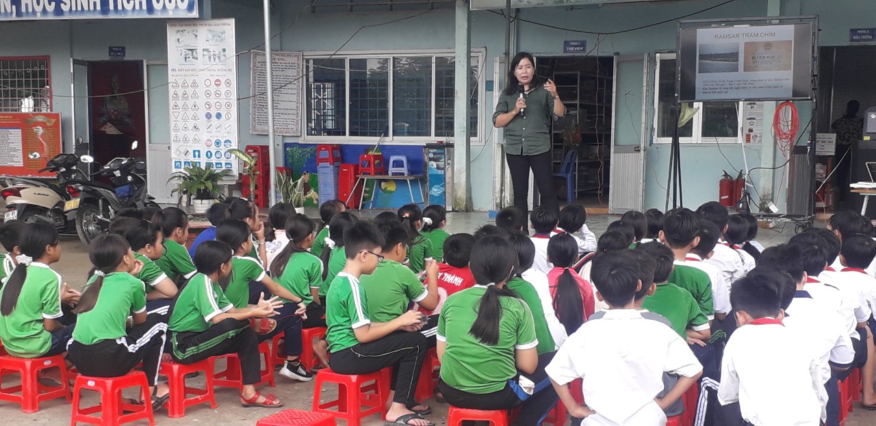 Cô Nguyễn Thị Nga - đại diện trung tâm bảo tồn VQG Tràm Chim tuyên truyền cho các em học sinh lớp 4,5