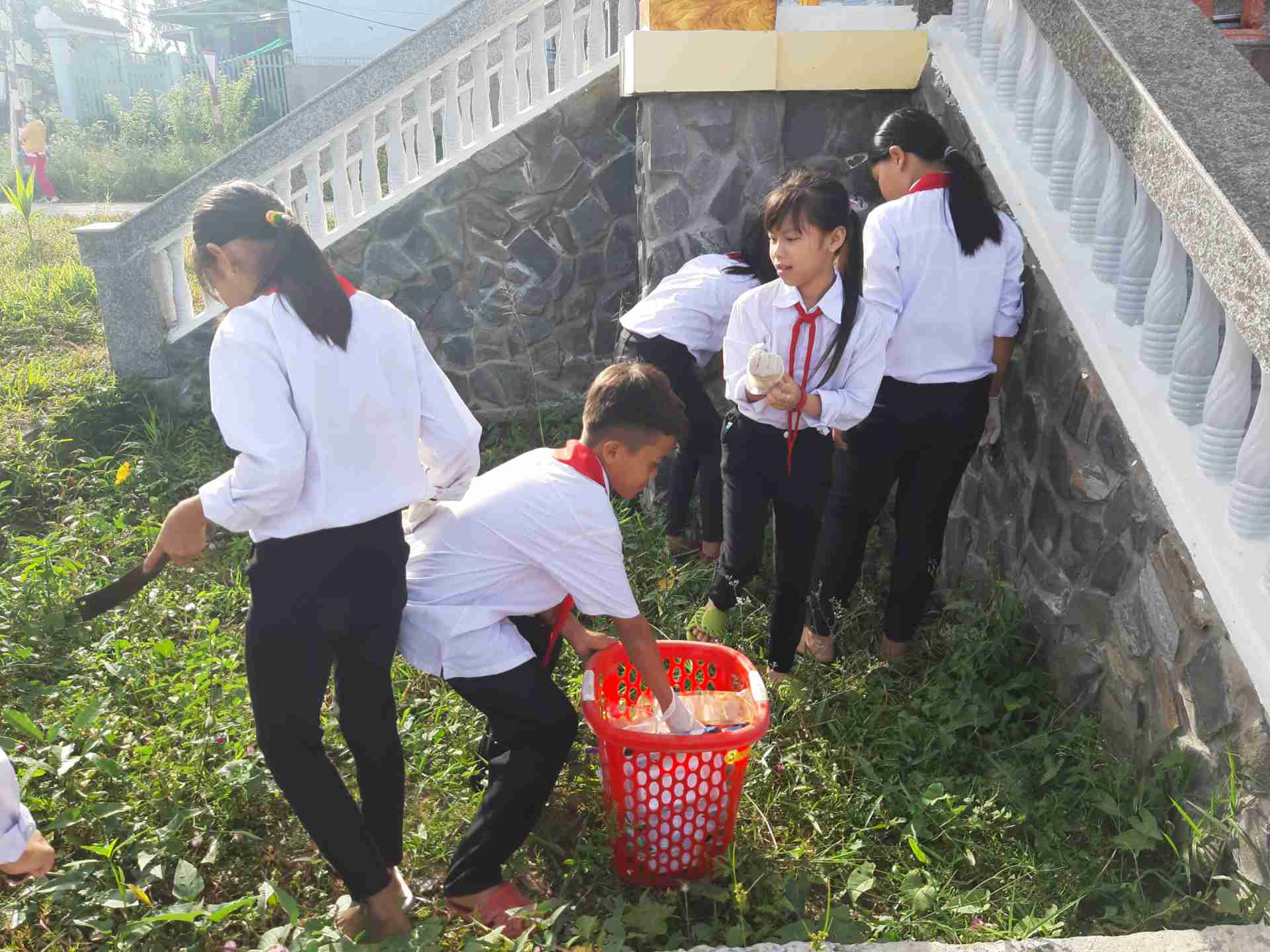 Thu gơm rác xung quanh